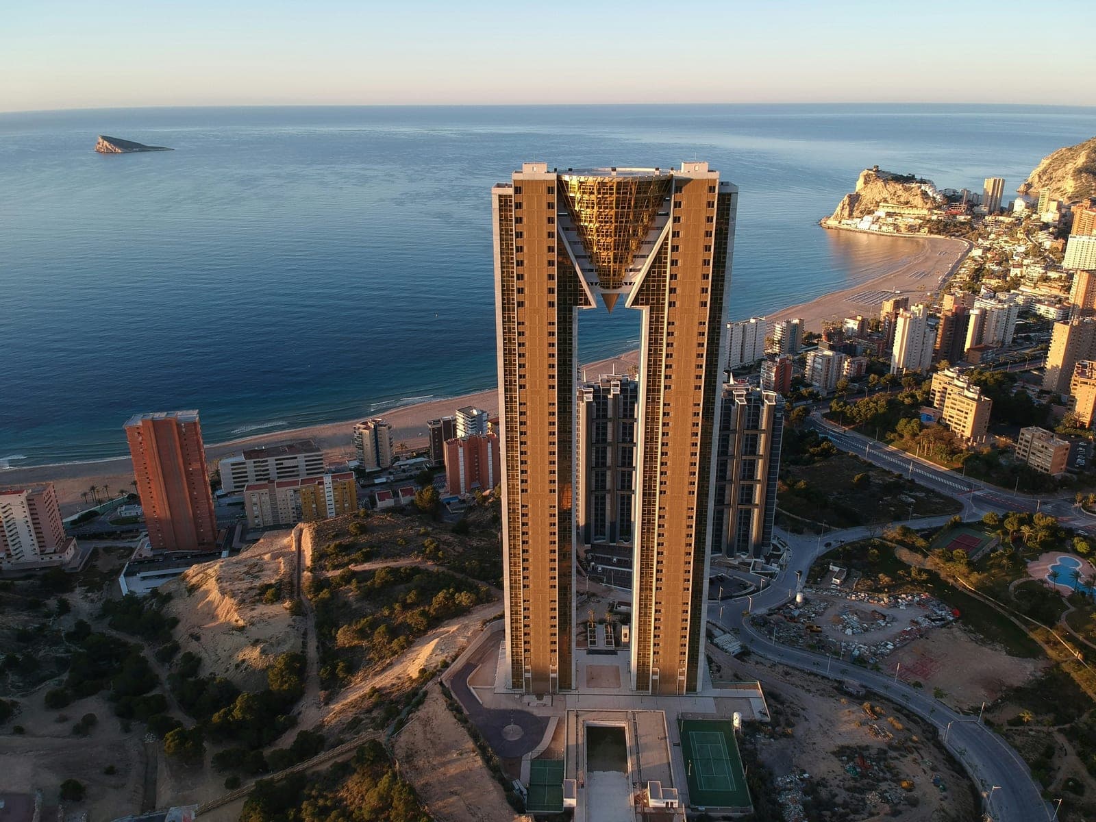Torres de apartamentos junto al mar, vistas desde el aire